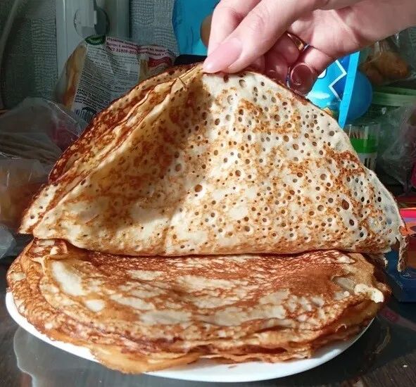 Нежные медовые блинчики на минералке: простое удовольствие для гурманов