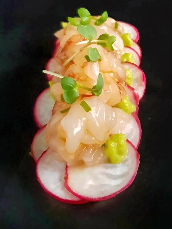 Нежный тартар из креветок с кремом из авокадо