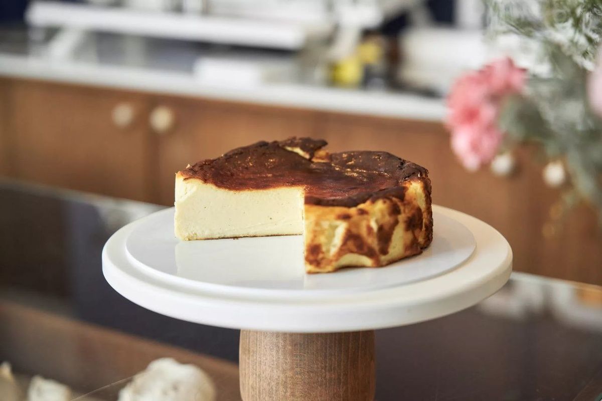 Необычные грани традиционного десерта: баскский чизкейк «Сан-Себастьян»