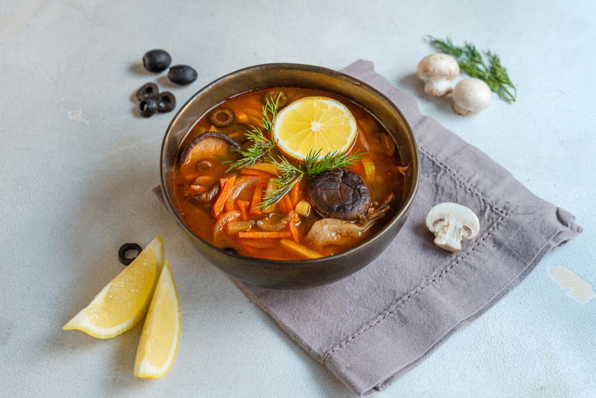 Рецепт овощной солянки с маринованными огурцами и грибами на фирменном бульоне