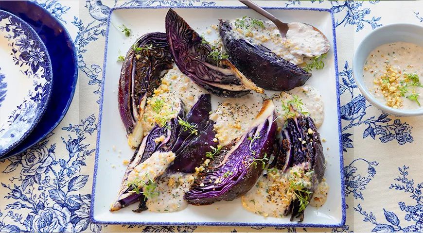 Необычное сочетание: жареная красная капуста с ореховым соусом