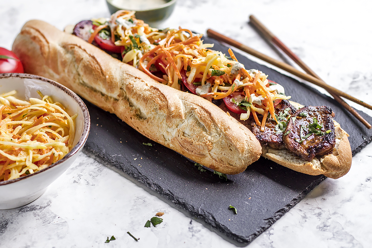 Вьетнамский сэндвич Банми со свиной вырезкой