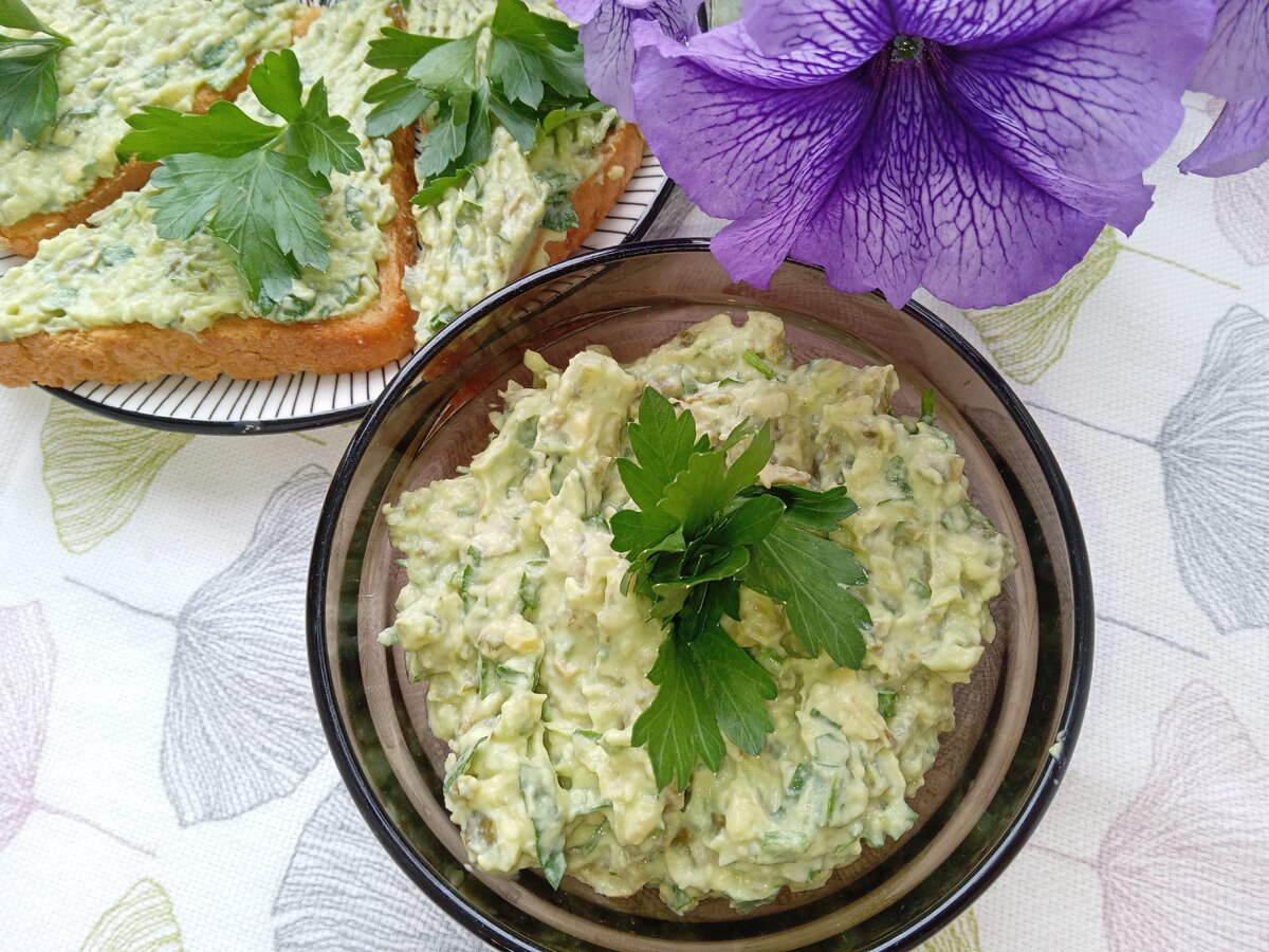 Нежная авокадовая намазка с чесноком и зеленью: идеальный рецепт для закусок