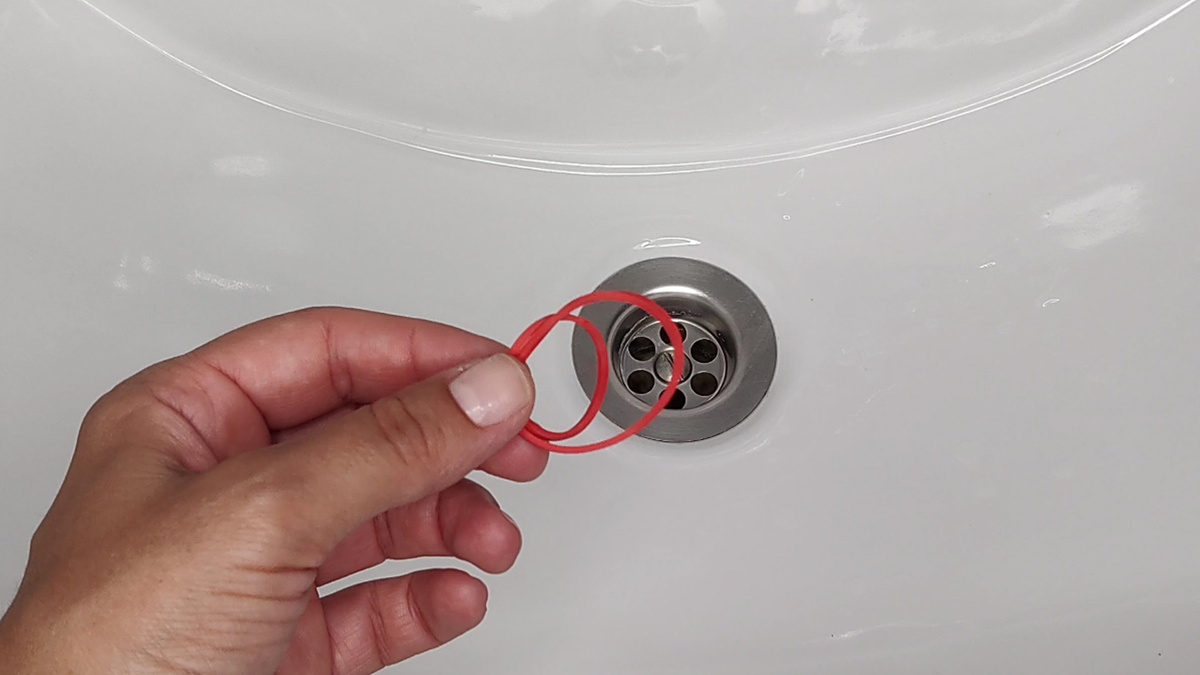 Гениальная хитрость: как обычная резинка спасёт вашу сантехнику от засоров