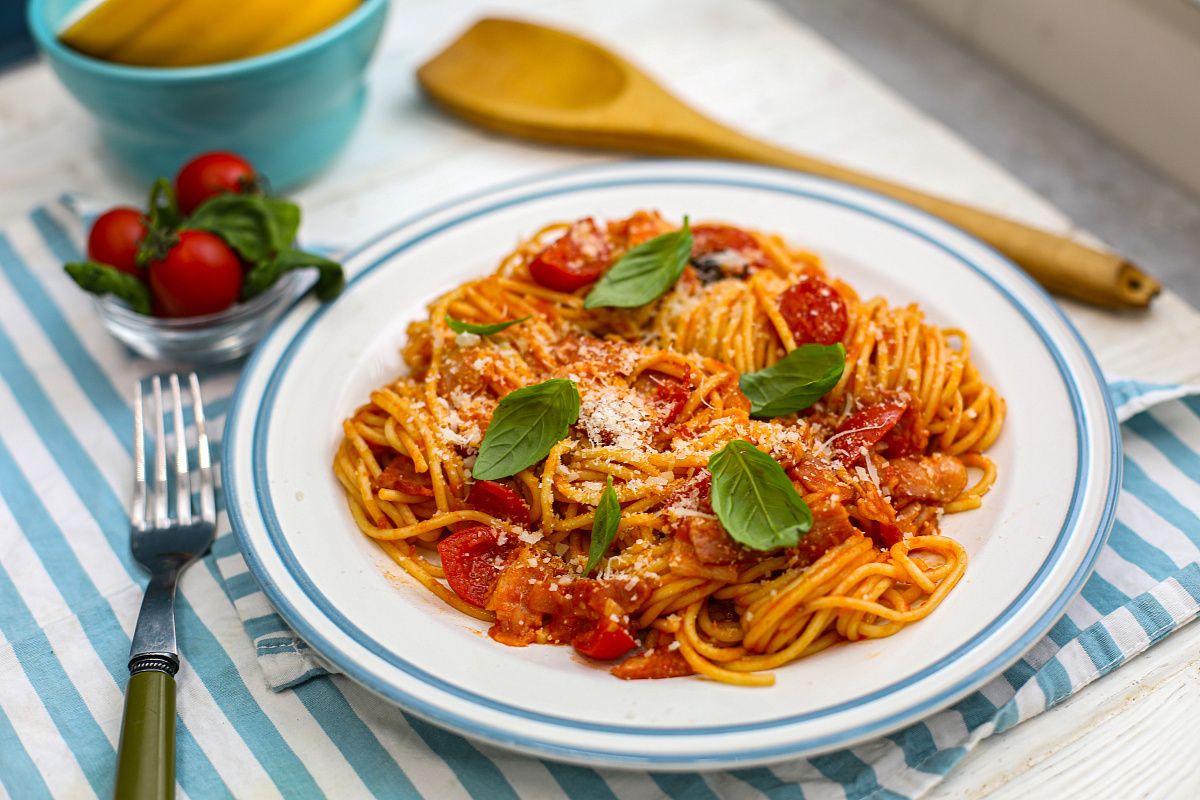 Вкуснейшая аматричиана: как приготовить классические спагетти с беконом и томатами