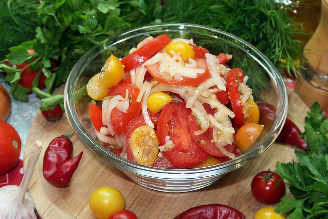 Как быстро приготовить маринованные помидоры с чесноком и луком