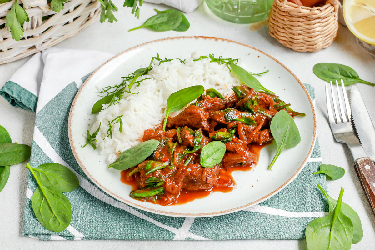 Спокойный взгляд на Гбома Десси: западноафриканский соус с говядиной и рисом