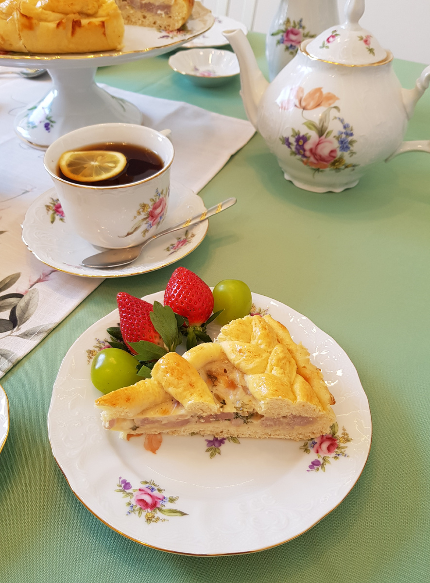 Невероятный пирог: сдобное лакомство с мясом и сыром