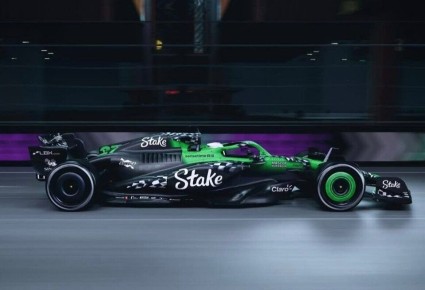 Тактический ход: команда Stake Sauber презентует уникальную ливрею для грандиозного Гран-при Лас-Вегаса