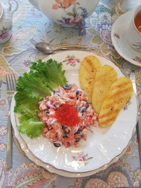 Невероятно вкусный салат с соленой неркой и картошка на гриле