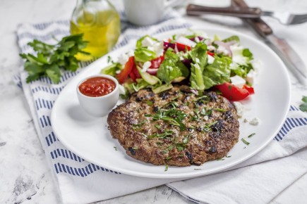 Плескавица по-сербски: вкусный рецепт с шопским салатом