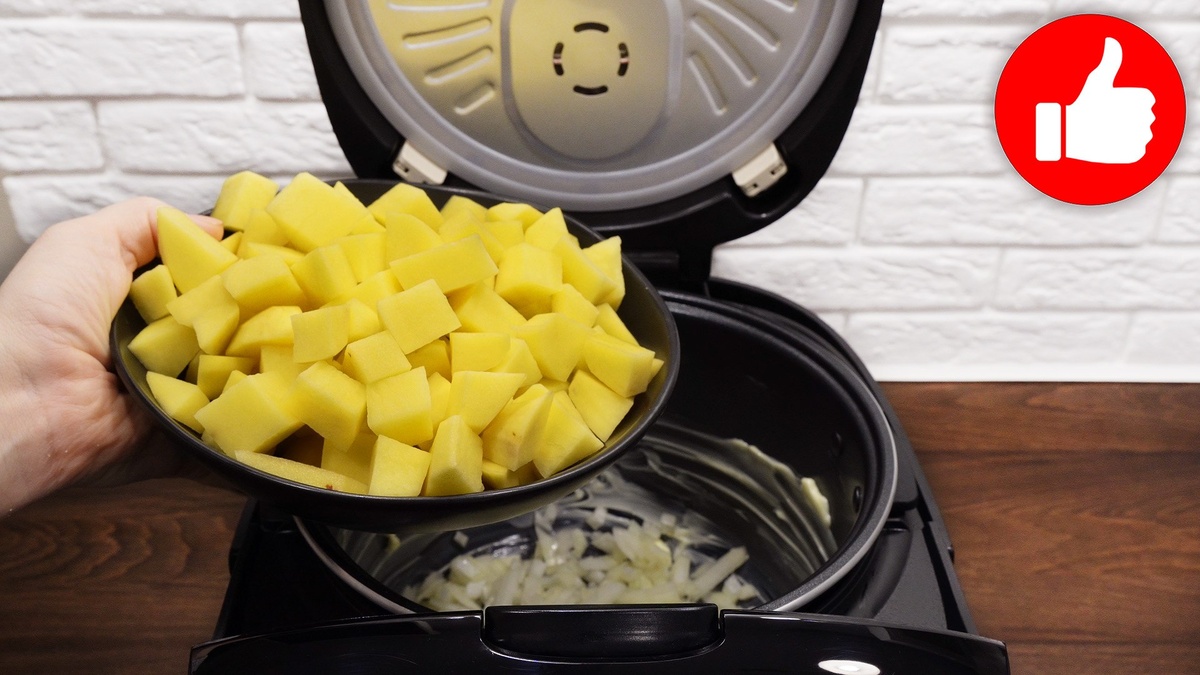 Сытный обед: горбуша с картошкой в мультиварке