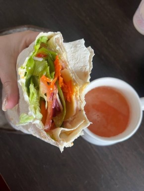 Лаваш с овощами, яйцом и сладким чили — самый быстрый завтрак на празднике