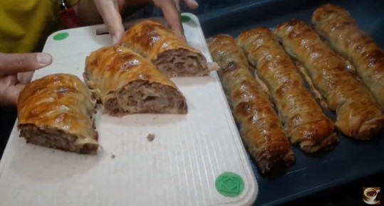 Вкусная выпечка с мясной начинкой, которая соберет всю семью за столом