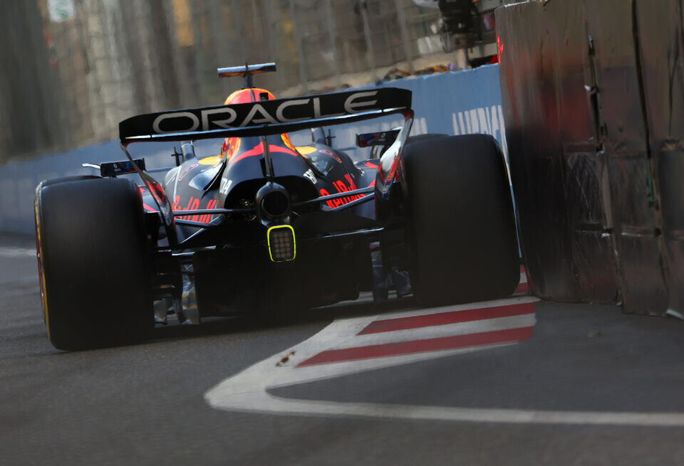 Ферстаппен одержал победу в безумной квалификации в Баку, Пиастри – девятый