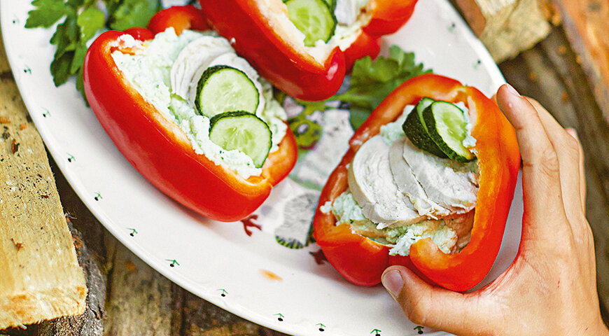 Перец, начиненный пюре из творога с цветной капустой, огурцом и курицей