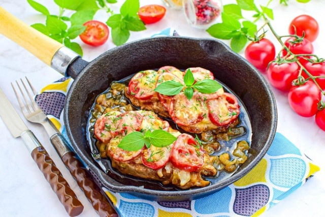 Сочная свинина с помидорами и сыром: идеальное блюдо на сковороде