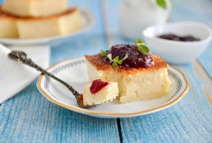Как приготовить нежную запеканку из творога с манкой и сметаной