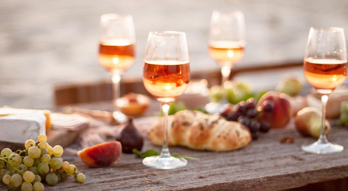 Оранжевое вино: как выбрать и с чем сочетать этот необычный напиток