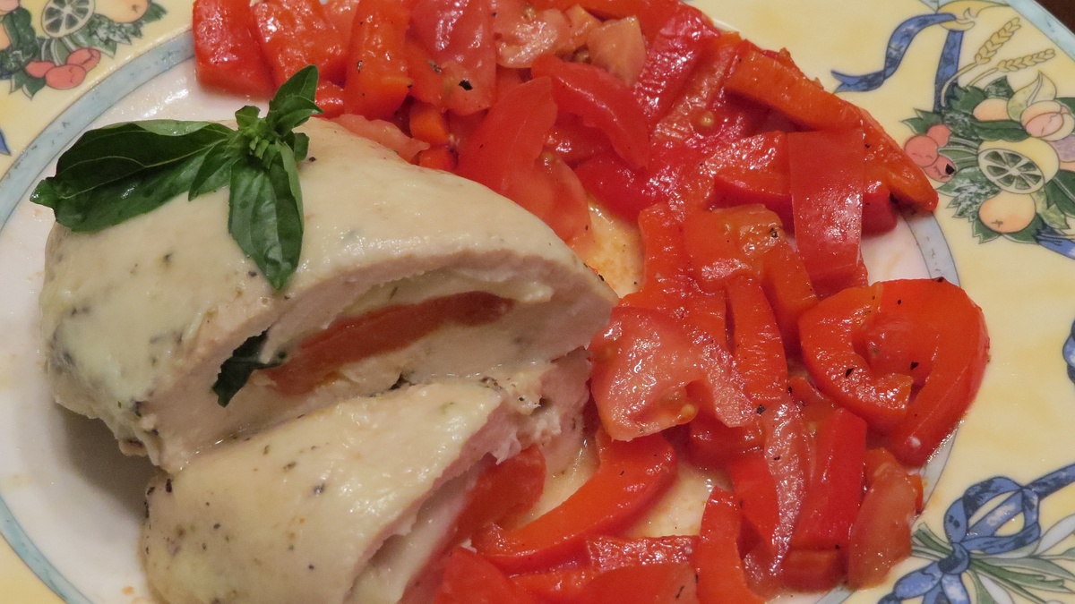 Нежная куриная грудка под татарским соусом с моцареллой и базиликом