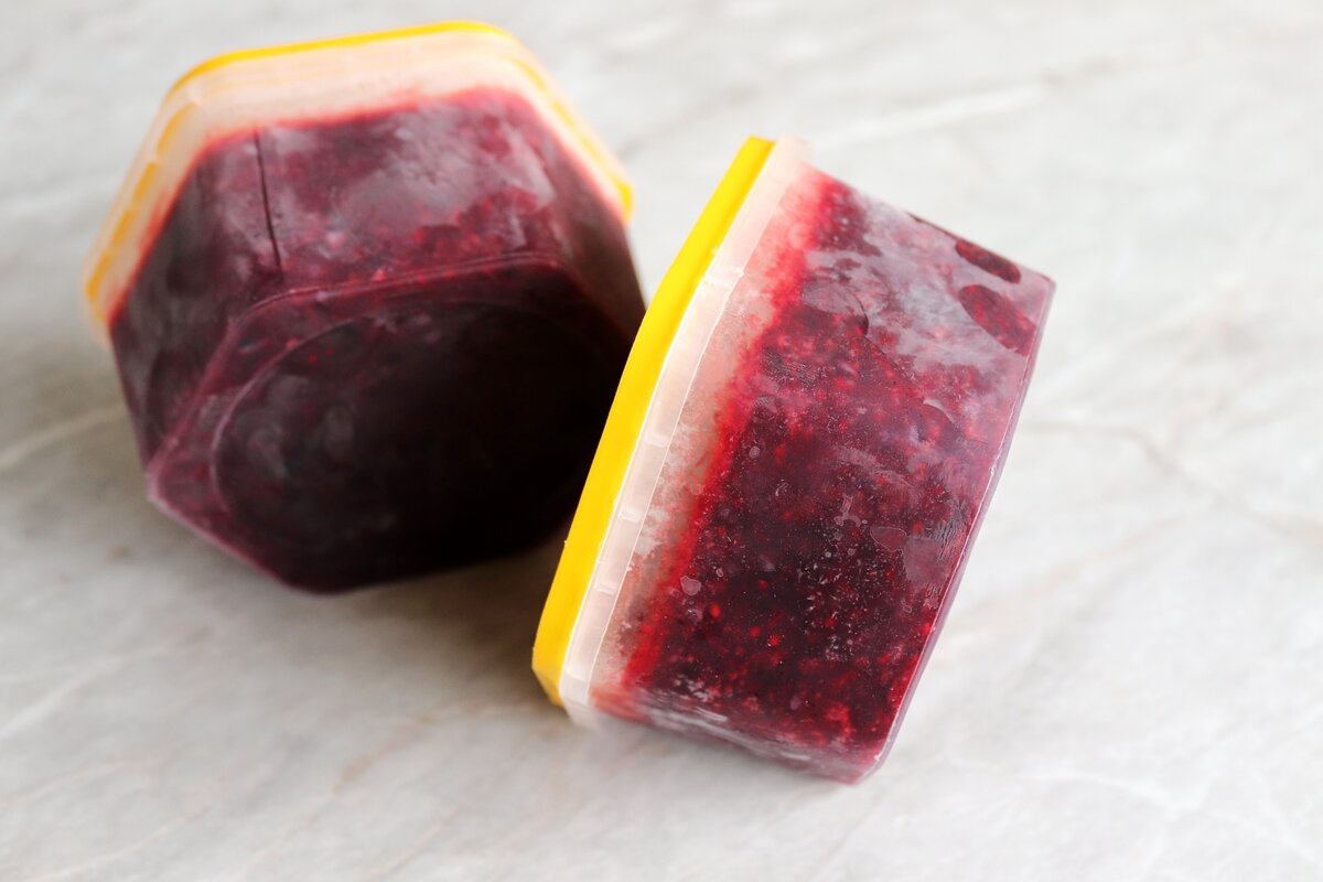 Способ заготовки жимолости на зиму без варки и сахара