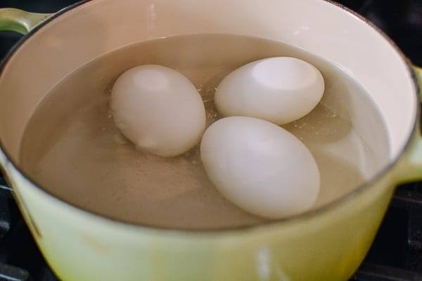 Соль в варке яиц: что говорят мифы и реальность?