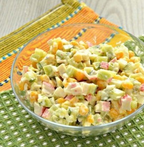 Вдохновляющий крабовый салат с киви и кукурузой