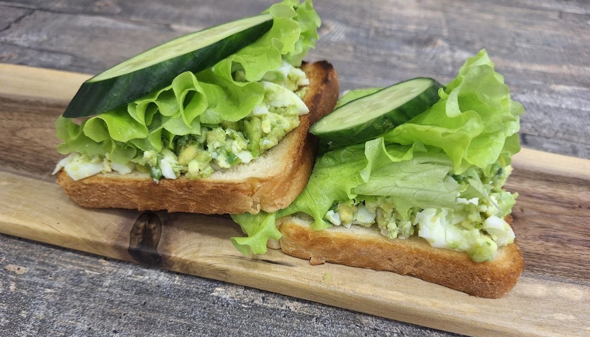 Скоростной тост с авокадо и яйцом для здорового стартового завтрака