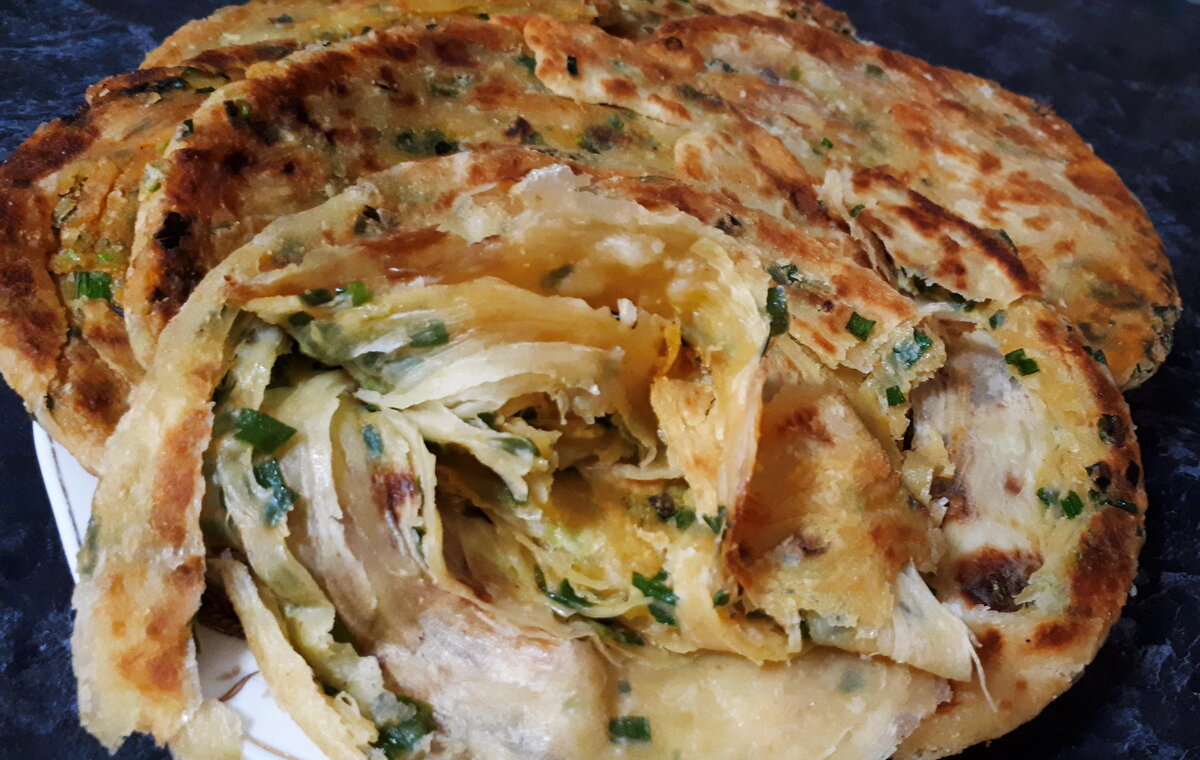 Шикарные слоистые лепешки с луком всего за 20 минут