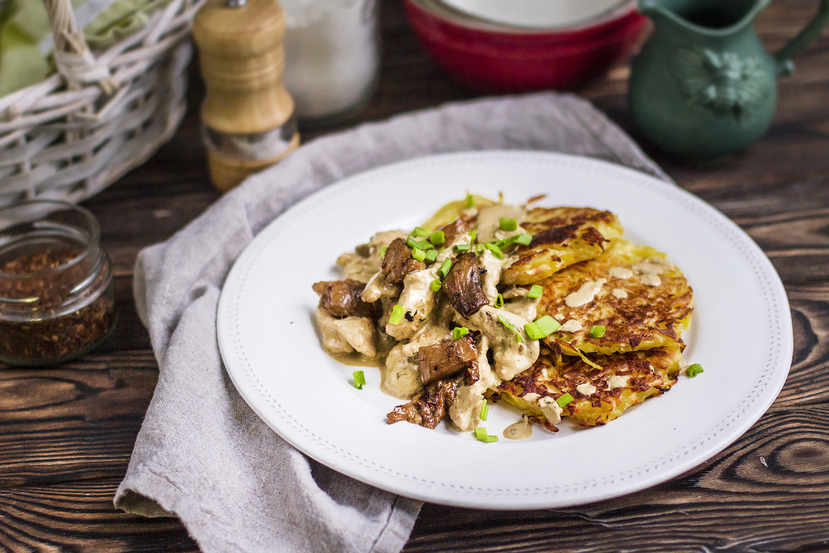 Вкусные драники с курицей и грибами в сливочном соусе