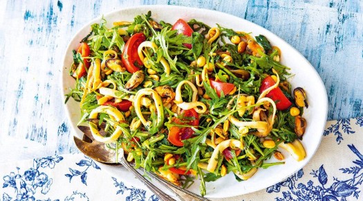 Теплый салат с морепродуктами и арахисом: изысканная закуска для весеннего обеда