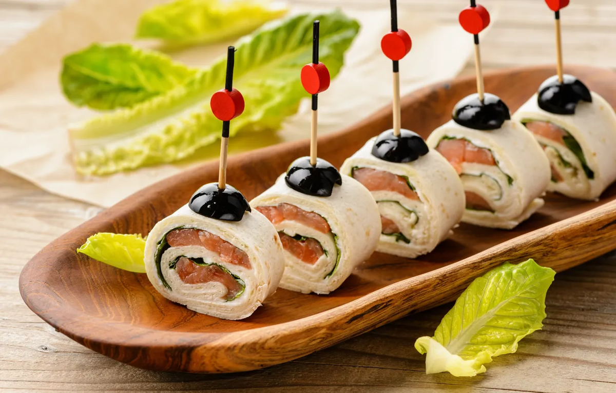 Нежный рулет из лосося: идеальная уютная закуска для праздника