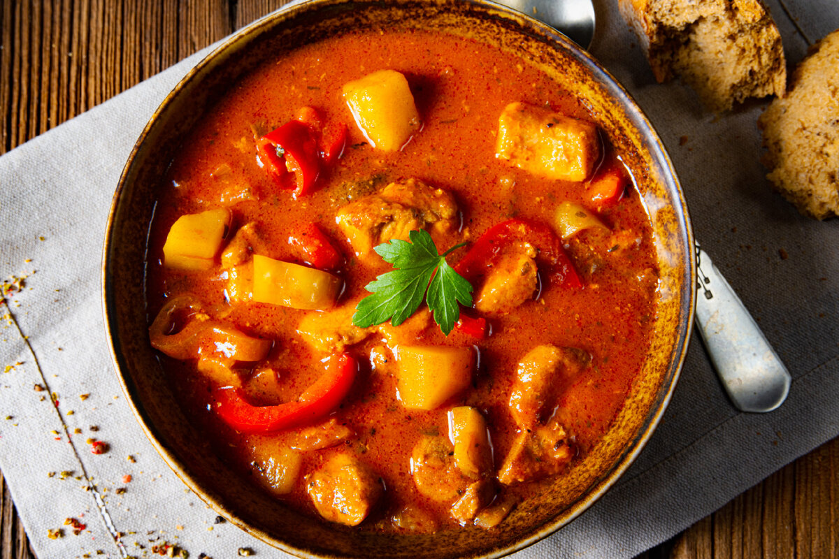 Ароматный томатный суп со свининой