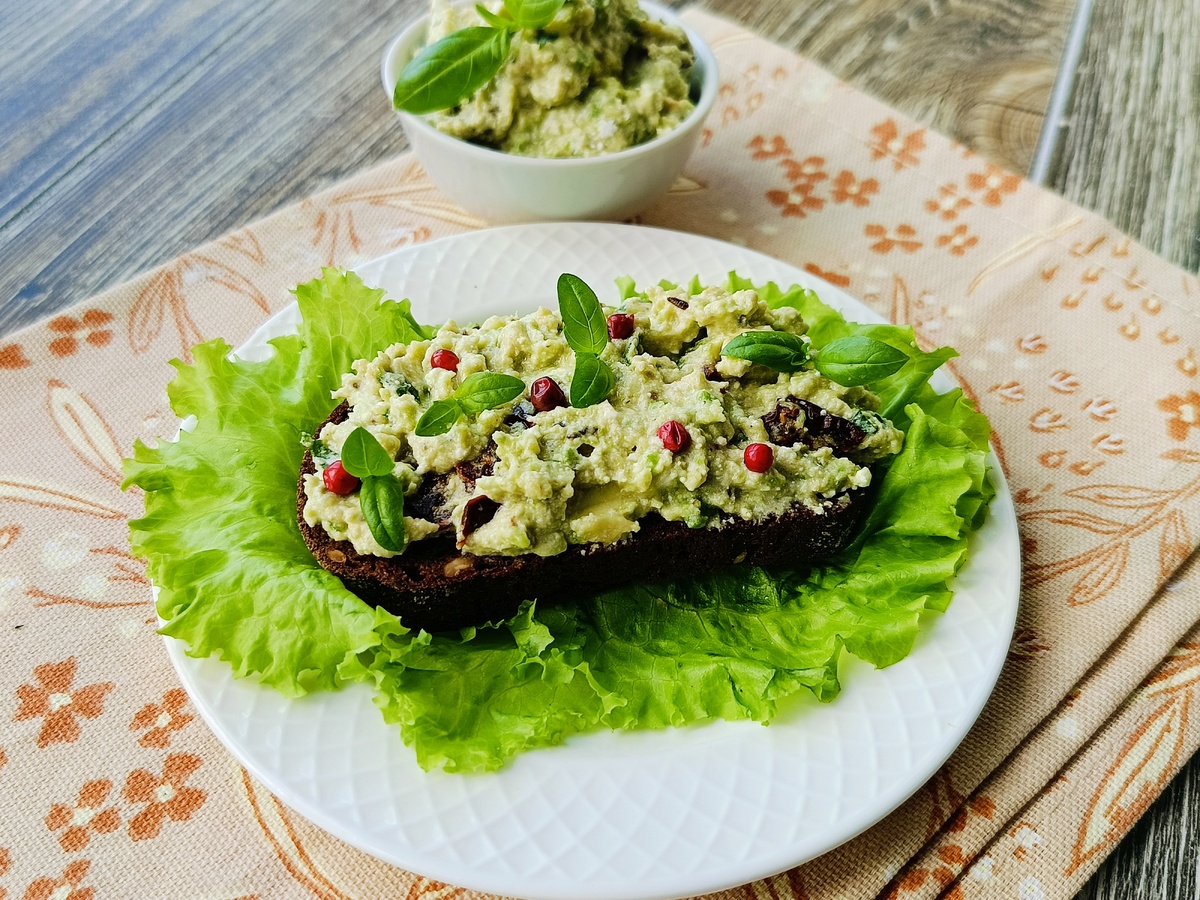 Завтрак? Сочетание творога, авокадо и базилика — идеальный старт дня!