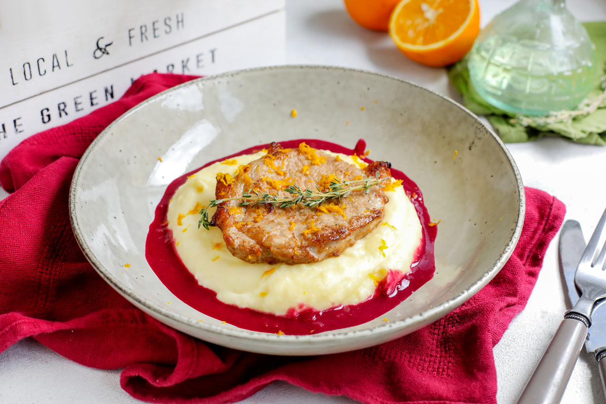 Как приготовить идеальные стейки из свинины с картофельным пюре и смородиновым соусом