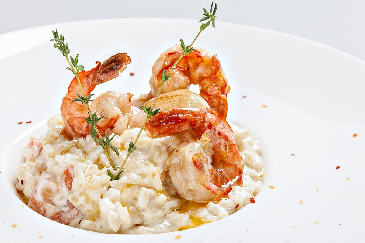 Изысканное ризотто с морепродуктами и свежим базиликом