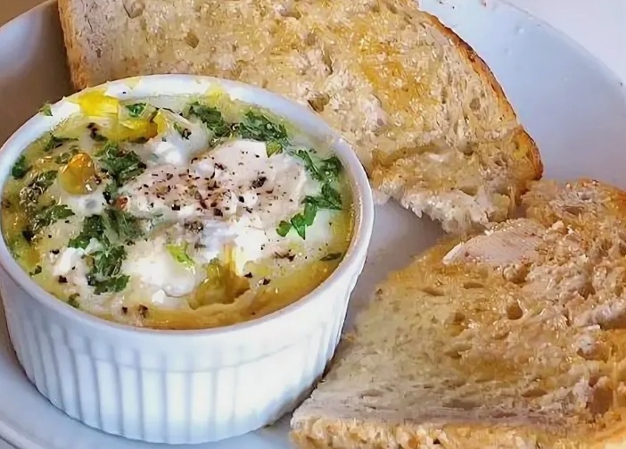 Запечённый минтай с яйцом и сметаной: простой и вкусный рецепт