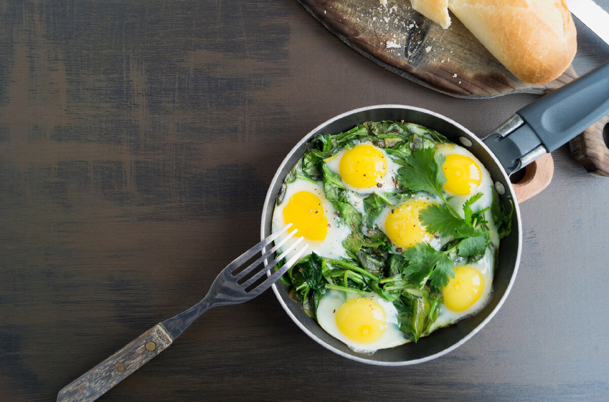 Шпинат с яйцом: быстрый и полезный завтрак для всей семьи