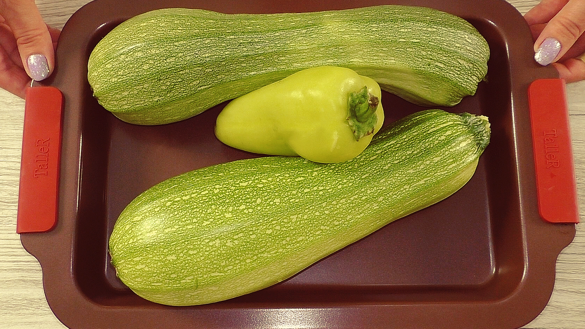 Летнее угощение: запеченные кабачки с фаршем и овощами