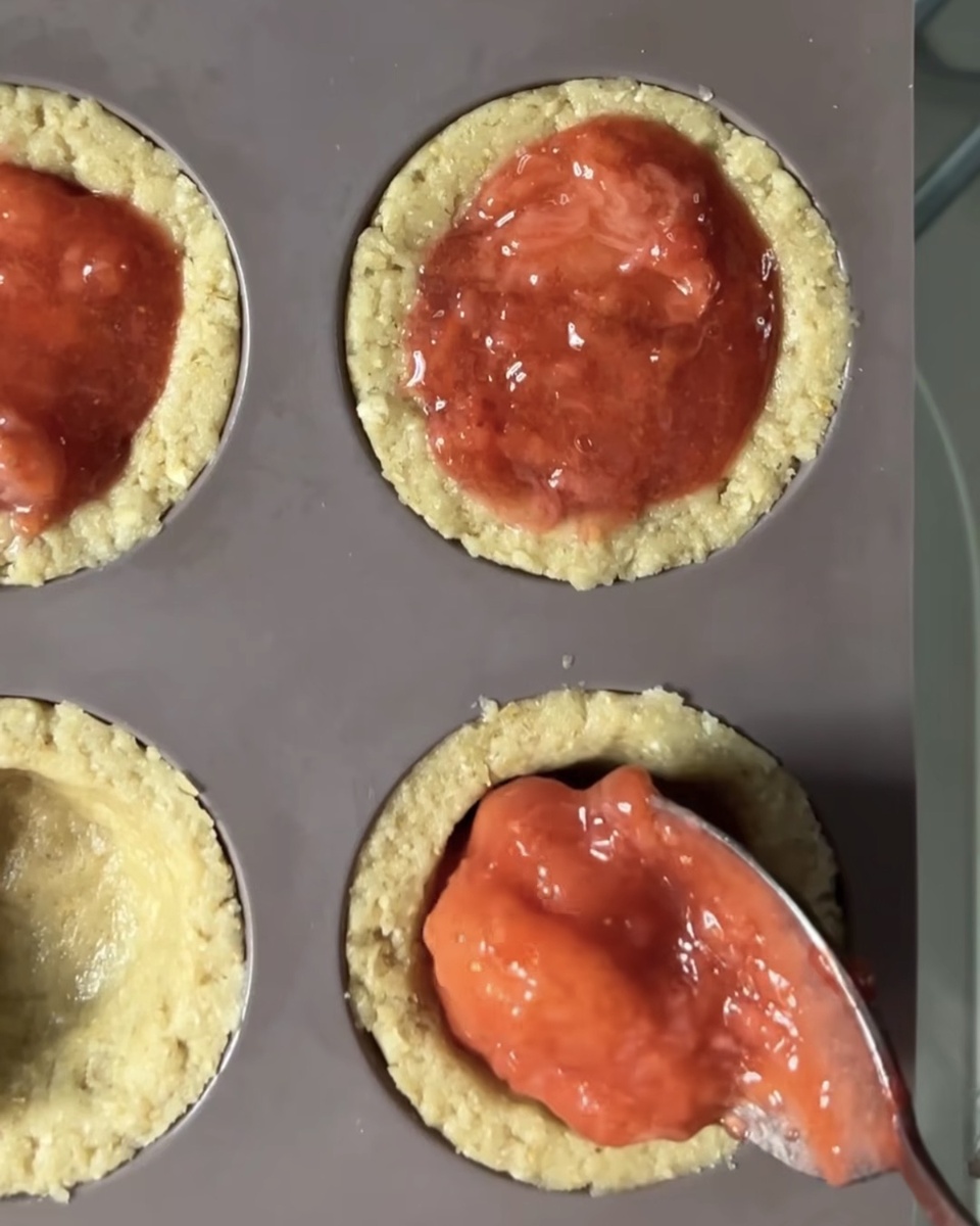 Нежные корзиночки с клубникой: простой рецепт для сладкоежек