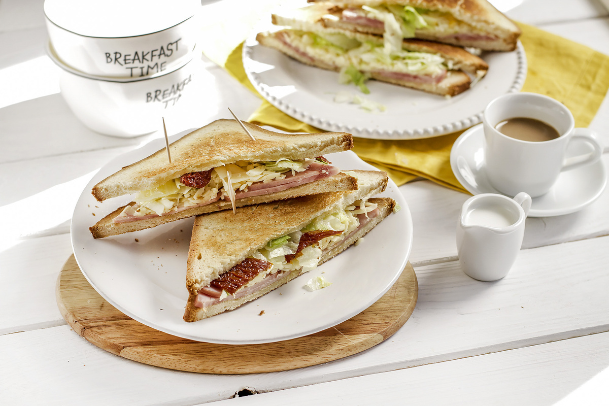 Наслаждайтесь французским кулинарным шедевром: сэндвич крок-месье с ветчиной и моцареллой