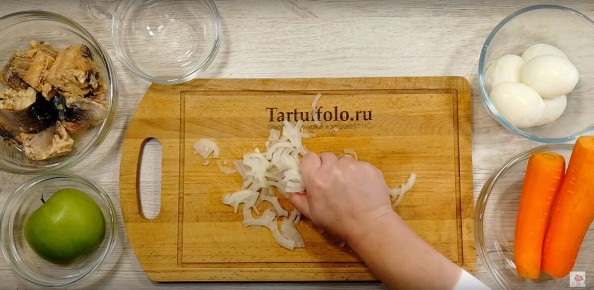 Праздничный салат "Французская мимоза": яркое дополнение к новогоднему меню