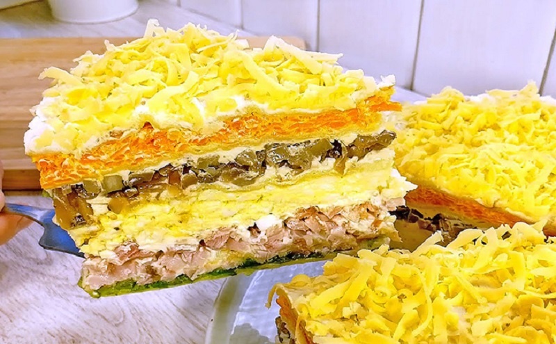 Праздничный салат-торт с курицей и грибами: новое звучание классики