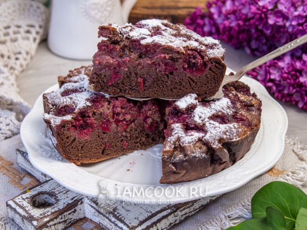 Нежный шоколадный пирог с вишней: лакомство, которое обязательно стоит попробовать