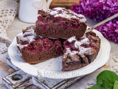 Нежный шоколадный пирог с вишней: лакомство, которое обязательно стоит попробовать