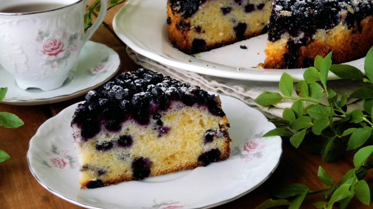 Нежный пирог с черникой: идеальное угощение для осенних вечеров
