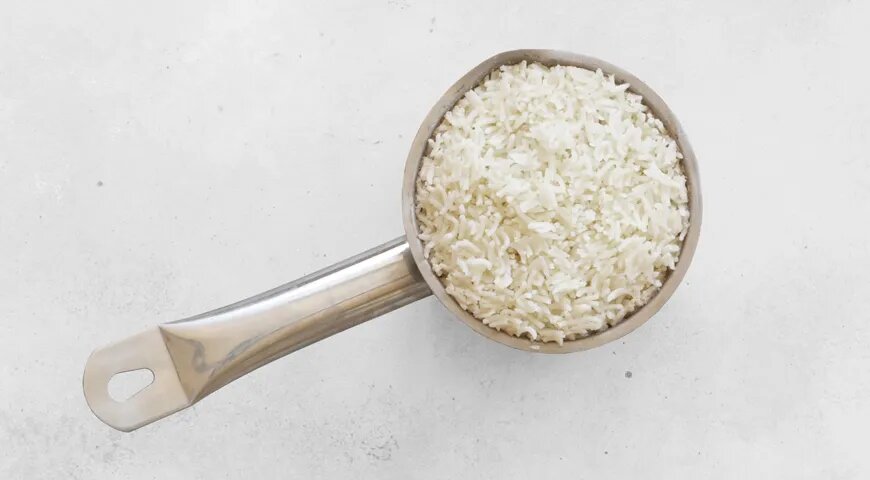 Летний хит на столе: салат с тунцом, рисом и огурцом, который покорит сердца