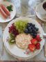Необыкновенный завтрак: овсянка с колбасками и ягодами