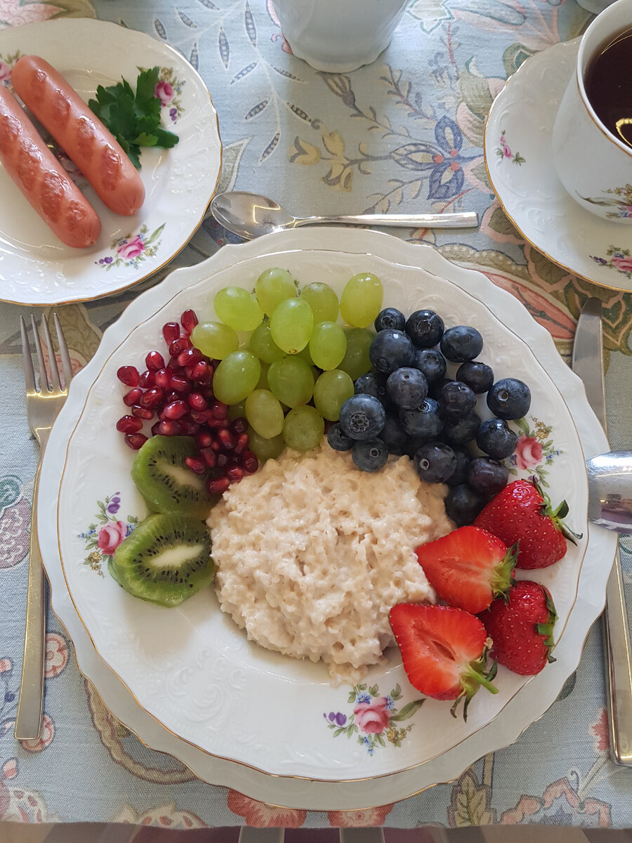 Необыкновенный завтрак: овсянка с колбасками и ягодами