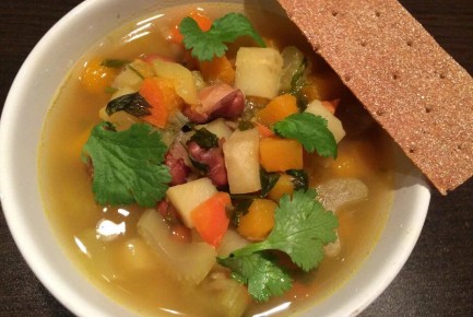 Согревающий овощной суп с красной фасолью